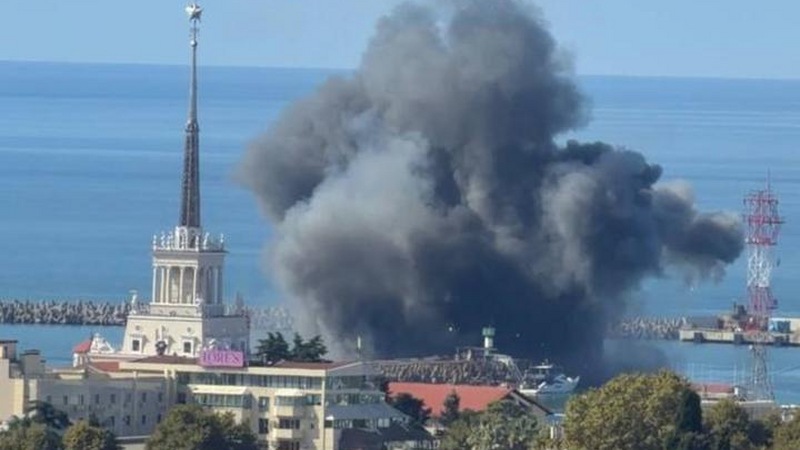 Ukrayna Soçi limanında Rusiya gəmisini vurdu