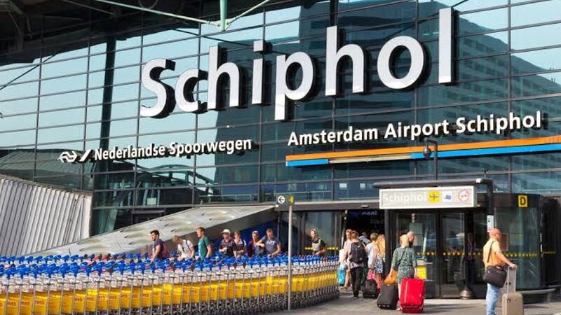 Amsterdam hava limanında silahlı şəxs həbs olunub