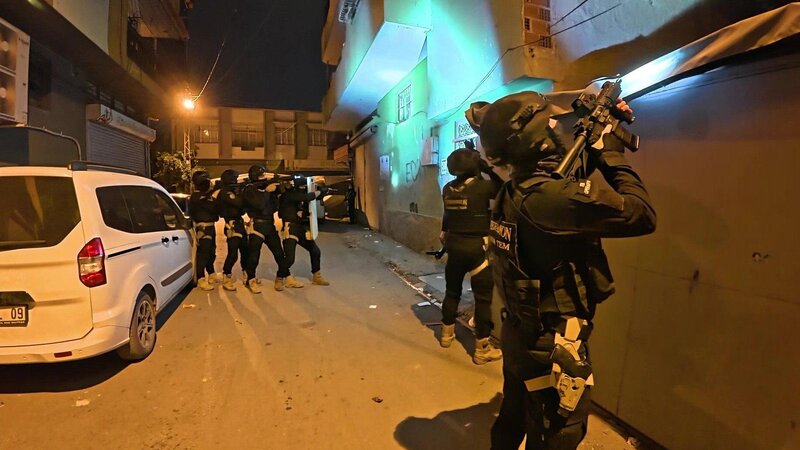 İstanbulda terror əməliyyatı: Polisə atəş açan şübhəli öldürülüb