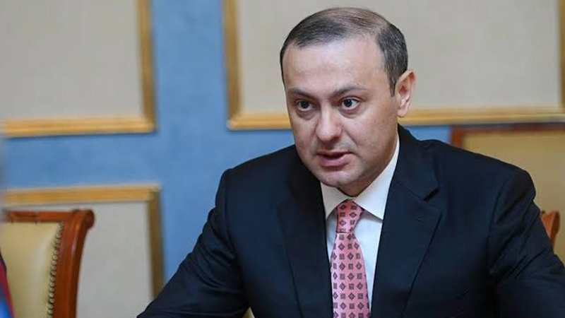 İrəvanda Sərkisyan barədə “Bir addım at, Serji rədd et” kitabı təqdim edildi