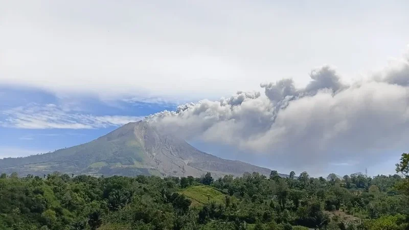 İndoneziyada Semeru vulkanı püskürüb