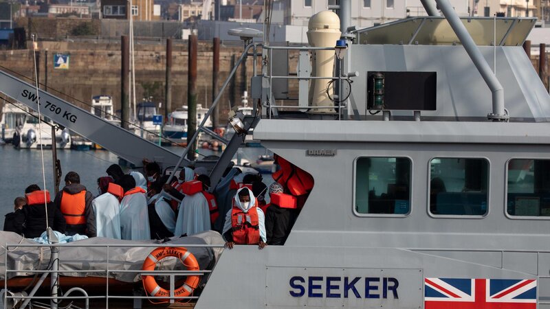 Britaniyada 140 qanunsuz miqrantın olduğu qayıq saxlanılıb