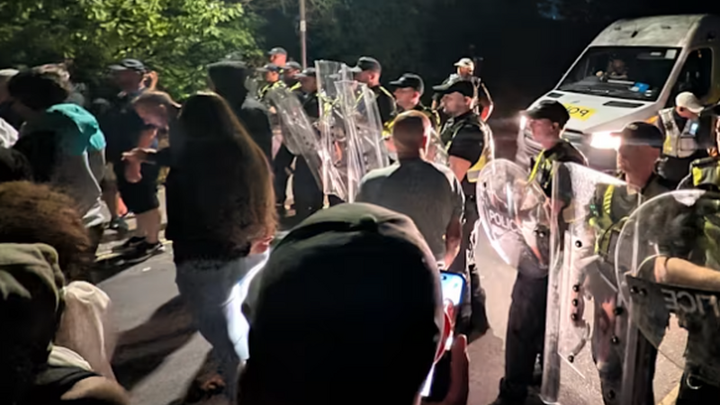 Portsmutda miqrantlara görə etirazlar polislə toqquşmaya çevrilib