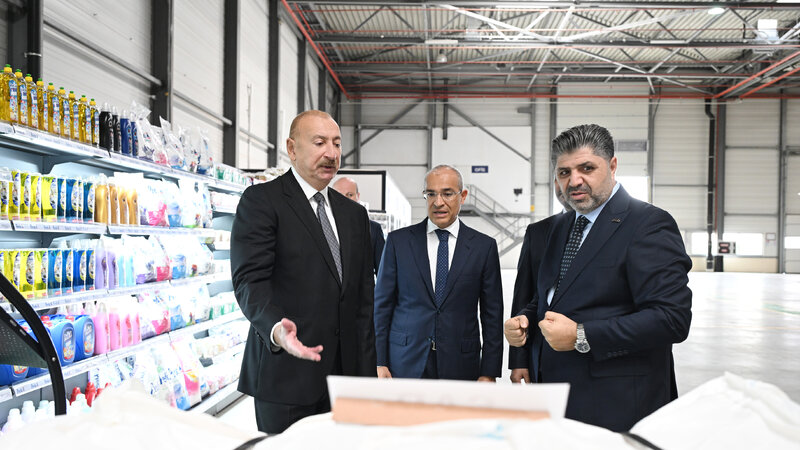 İlham Əliyev Qaradağda kağız və gigiyenik məhsulların istehsalı müəssisəsinin açılışında iştirak edib