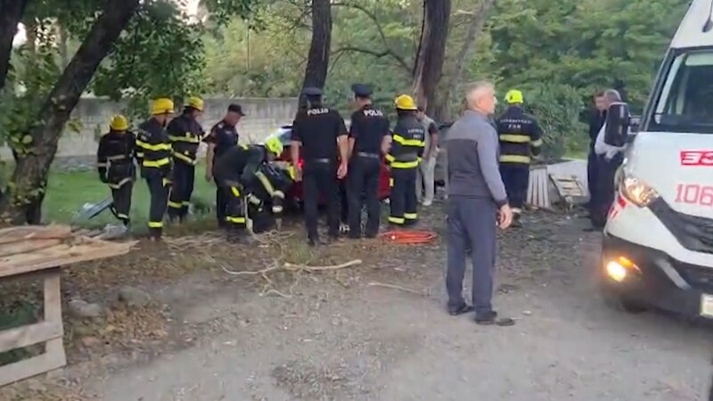 Avtomobildə sıxılı vəziyyətdə qalan sürücü xilas edildi -