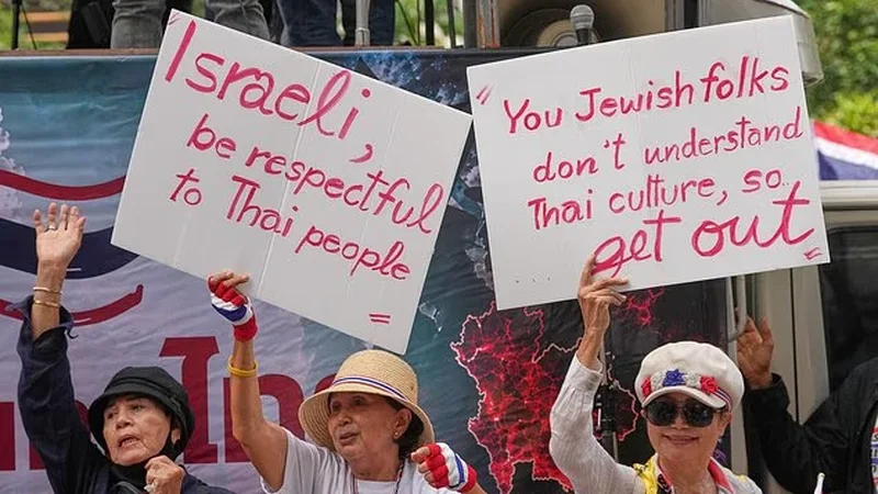 Taylandda israilli turistlərin davranışına etiraz olaraq aksiya keçirilib
