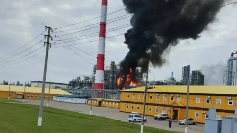 Ukrayna Ordusu Rusiyanın iki neft emalı zavoduna zərbələr endirdi