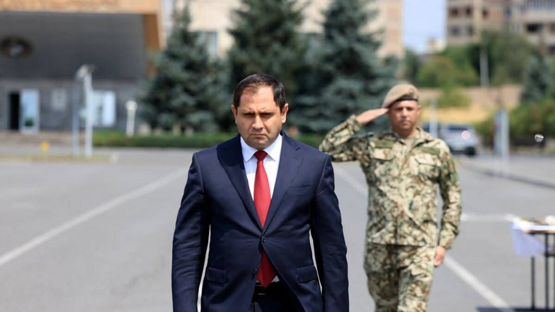 Ermənistan müdafiə naziri Çinə getdi