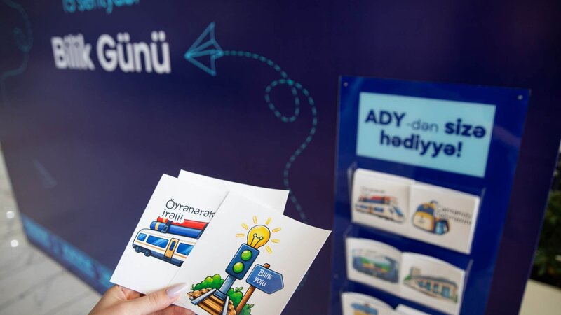 ADY Bilik Günündə sərnişinləri xüsusi hədiyyələrlə qarşılayıb