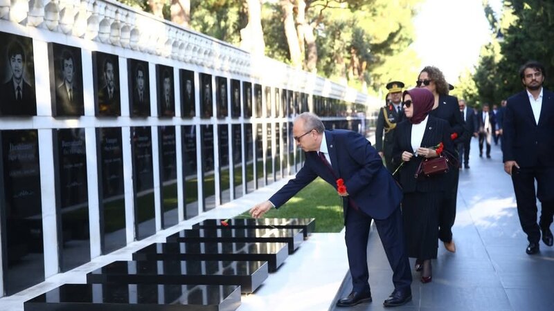 Türkiyə səfiri Şəhidlər xiyabanı və Türk şəhidliyini ziyarət etdi