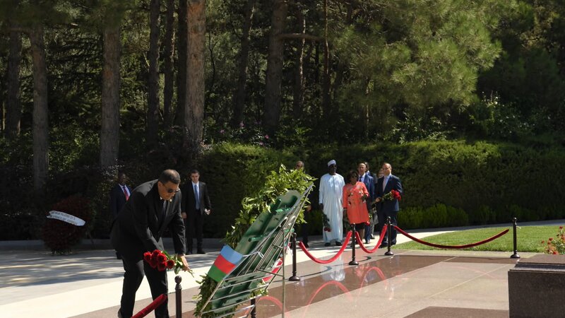 Pan-Afrika Parlamentinin prezidenti Fəxri xiyabanı və Zəfər parkını ziyarət edib