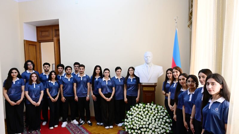 AHİK könüllüləri Prezident Kitabxanasını ziyarət ediblər