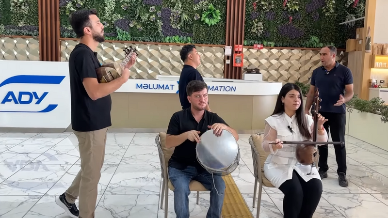 Milli Musiqi Günü ilə əlaqədar Bakı Dəmiryol Vağzalında fləşmob keçirildi -
