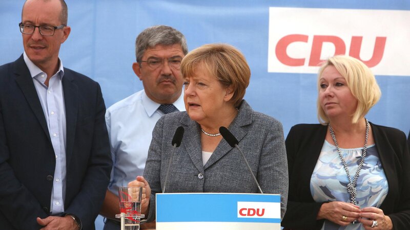 Merkel seçki məğlubiyyətindən sonra Xristian Demokratları birliyə çağırıb