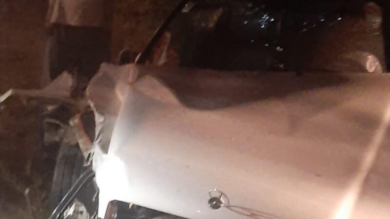 Ağdamda avtomobil beton dirəyə çırpıldı: