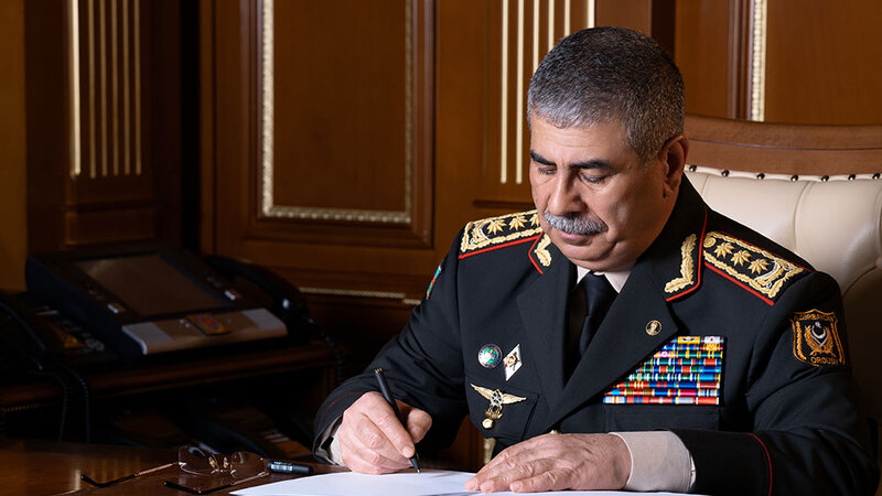 Azərbaycan müdafiə naziri Qazaxıstan tərəfinə başsağlığı verdi