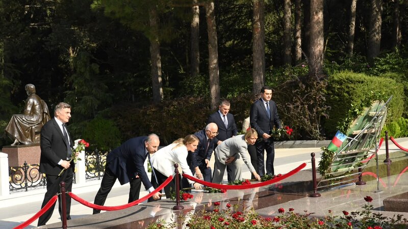 Gürcüstan parlamentinin üzvləri Fəxri xiyabanı ziyarət edib