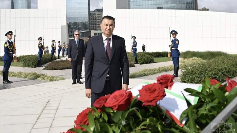 Tacikistan Baş naziri Fəxri xiyabanı ziyarət etdi