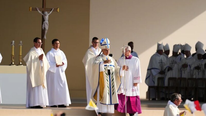 Parisdə Papa XIV Leonun ayininə təxminən 700 min insan qatılıb
