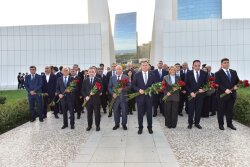 AHİK-in əməkdaşları Zəfər parkını ziyarət ediblər
