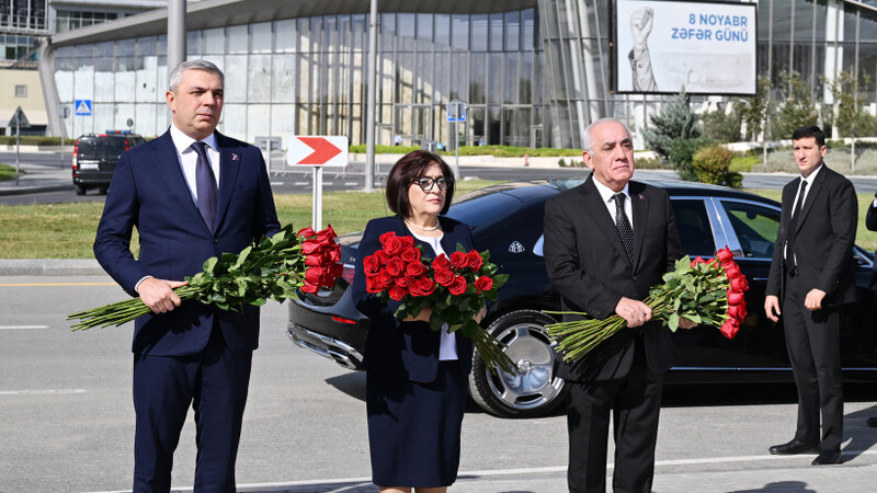 Dövlət və hökumət rəsmiləri Bakıdakı Zəfər parkında oldular