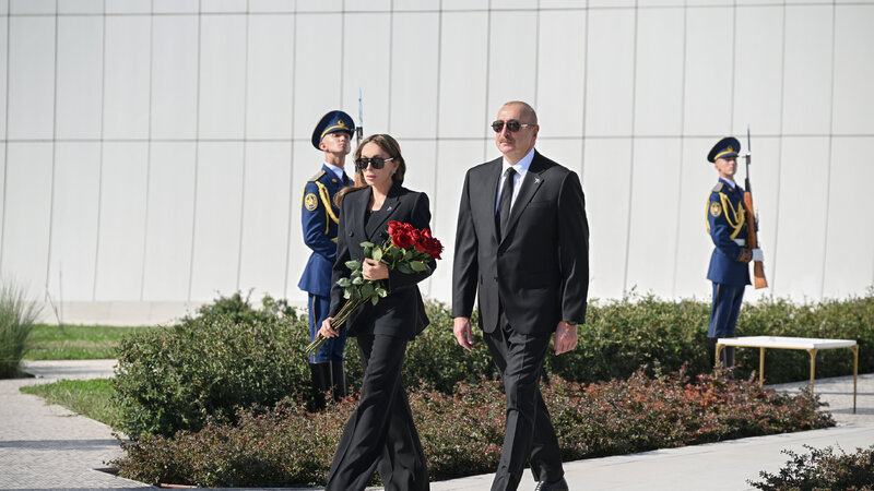 İlham Əliyev və Mehriban Əliyeva Anım Günü ilə əlaqədar Bakıdakı Zəfər parkında oldular -