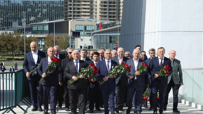 "AzərEnerji" və "Azərişıq" rəhbərliyi şəhidlərin xatirəsini andı -