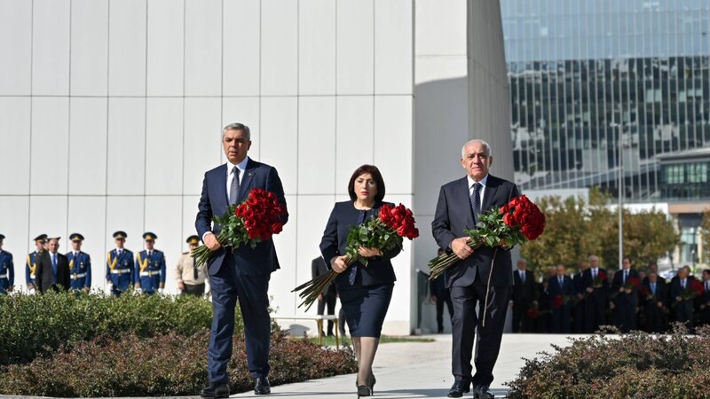 Dövlət və hökumət rəsmiləri Bakıdakı Zəfər parkında oldular - FOTO