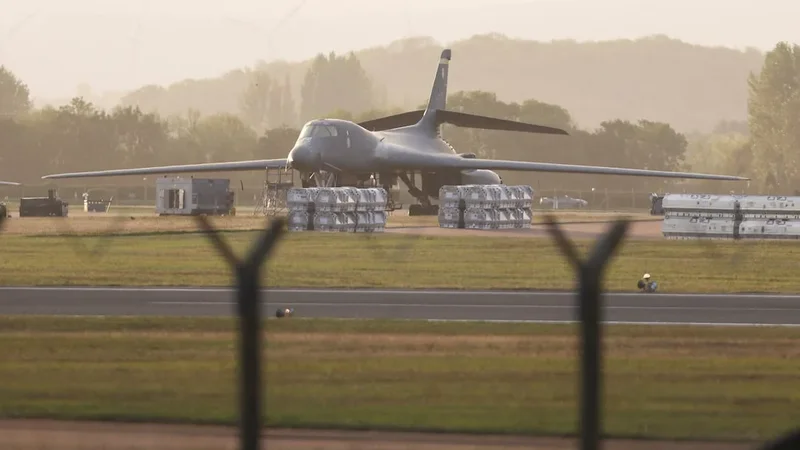 Böyük Britaniyada ABŞ aviabazasının yaxınlığında fövqəladə vəziyyət elan edildi