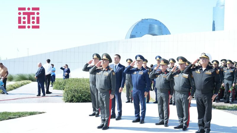 Müdafiə naziri və müavinləri Zəfər abidəsini ziyarət etdilər