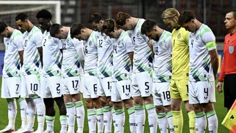 İsrail - İrlandiya matçında irlandiyalı futbolçular himn səslənərkən rəqibə etiraz etdilər -