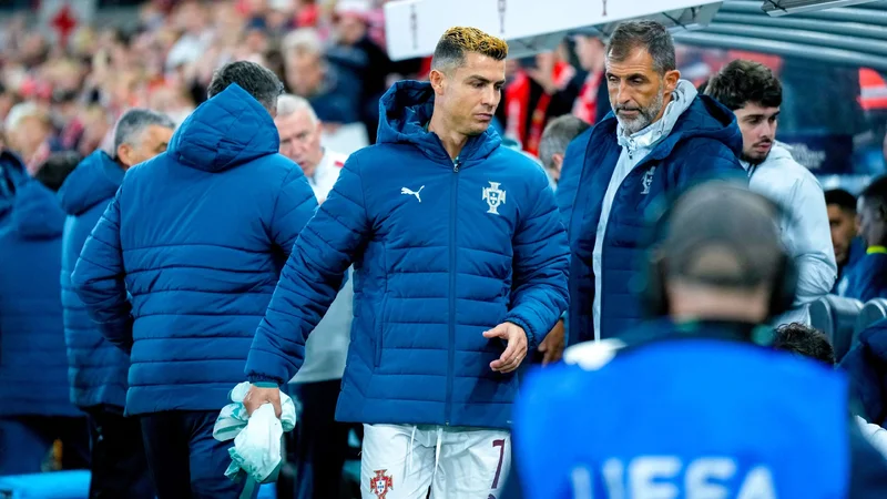 Ronaldu 18 il sonra ilk dəfə ehtiyatda qaldı, qələbədən sonra azarkeşlərin yanına getmədi