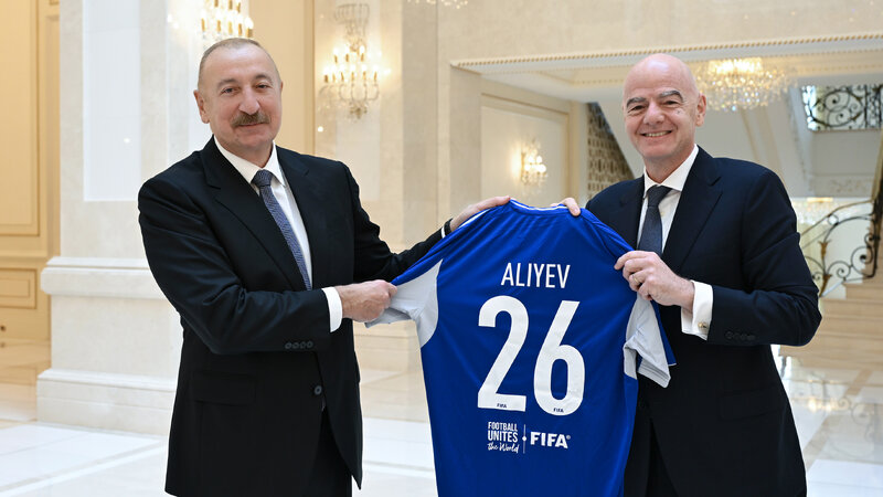 Canni İnfantino İlham Əliyevə xüsusi futbol forması hədiyyə edib