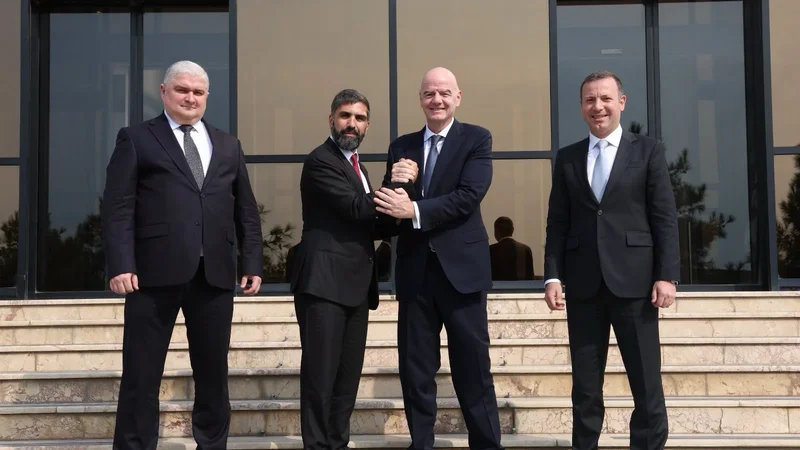 FIFA prezidenti Hövsanda inşa olunan futbol bazasında olub