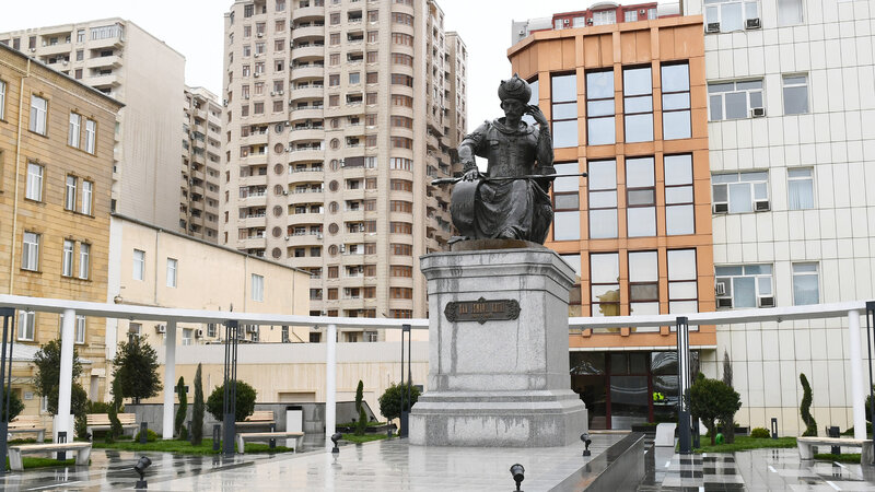 Xətainin heykəlinin müəllifi danışdı: "Abidə hazırlanarkən və köçürülərkən belə yazı olmayıb"