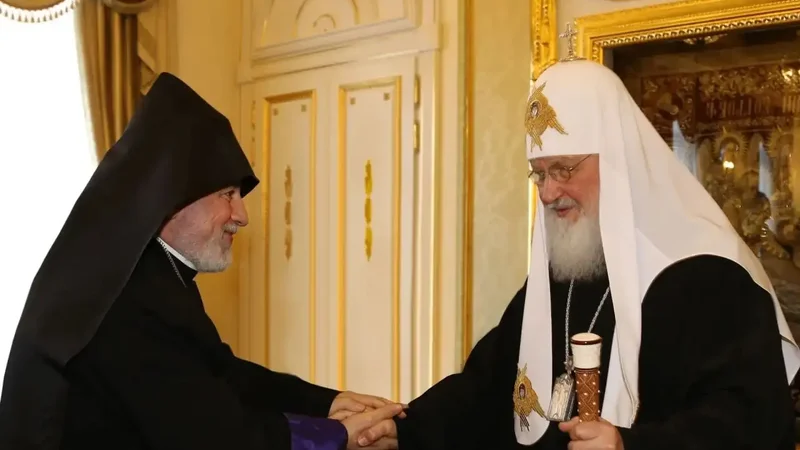 Rusiyanın patriarxı Paşinyanın agent adlandırdığı yepiskopu təbrik etdi