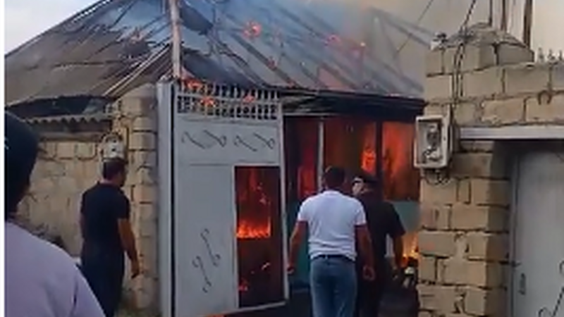 Yevlaxda 3 otaqlı ev yanıb