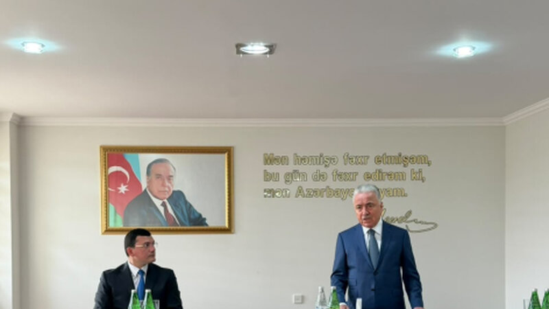 Qaradağ Rayon İcra Hakimiyyətinin başçısı kollektivə təqdim olunub