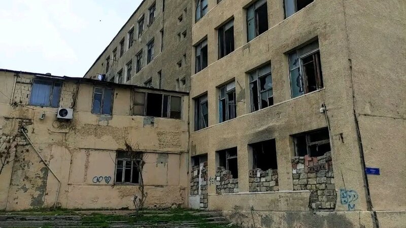 Həyətində yaşayış binası tikiləcəyi iddia olunan məktəblə bağlı -