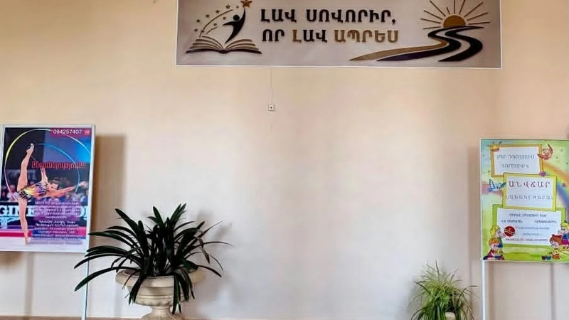 Ermənistanda məktəblərdə elm adamlarının yerinə Paşinyanın şüarları asılır