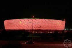 Bakı Olimpiya Stadionu Çin bayrağının rəngləri ilə işıqlandırıldı