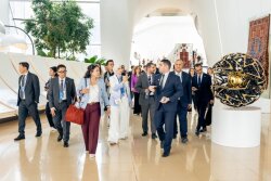 Media Forumun iştirakçıları Heydər Əliyev Mərkəzi ilə tanış oldular