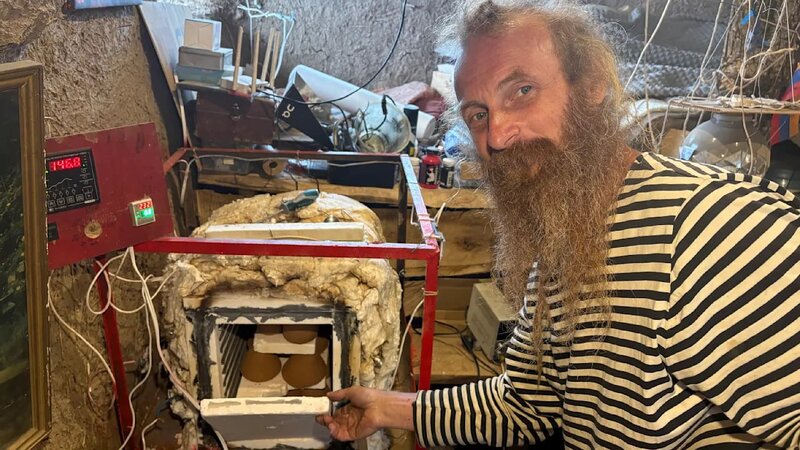 Müharibə əleyhdarı rus Ermənistanda “hobbit daxması”nda yaşayır -