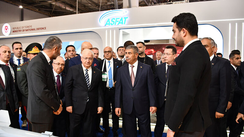 Azərbaycan və Türkiyə müdafiə nazirləri "ADEX 2026" sərgisini ziyarət ediblər