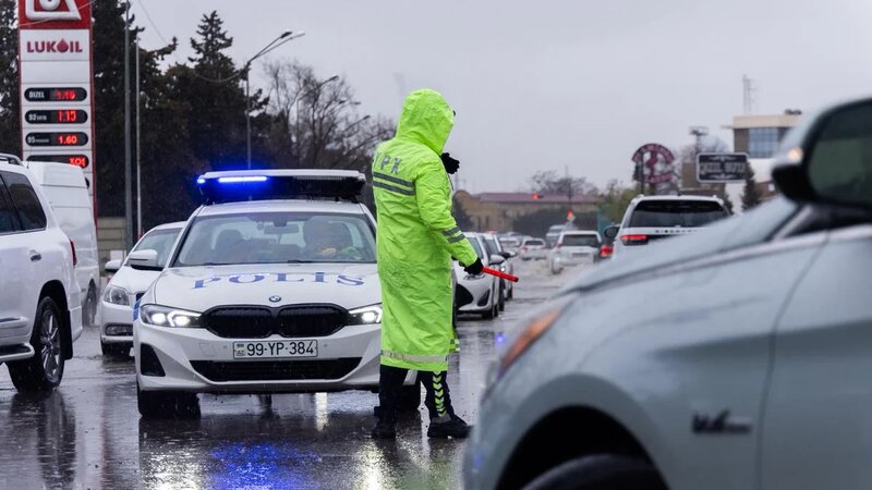Yol polisi hava şəraiti ilə əlaqədar hərəkət iştirakçılarına müraciət etdi