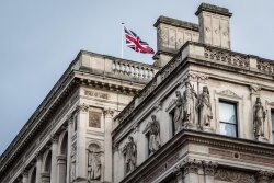 Britaniya Suriyanın sabiq iqtisadiyyat nazirinə qarşı sanksiyaları ləğv edib