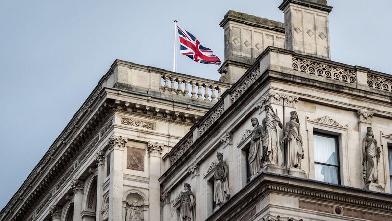 Britaniya Suriyanın sabiq iqtisadiyyat nazirinə qarşı sanksiyaları ləğv edib