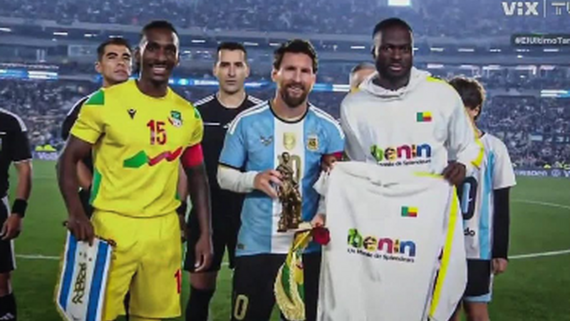 “Neftçi”nin futbolçusu Messiyə xüsusi hədiyyələr təqdim edib