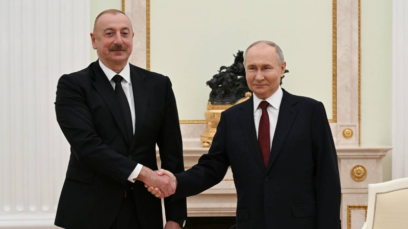 İlham Əliyev Vladimir Putini ad günü münasibətilə təbrik etdi