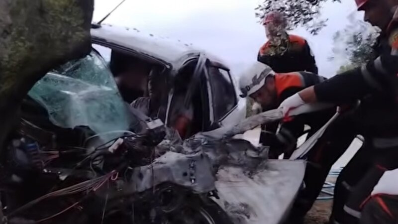 Bakıda avtobusla minik avtomobili toqquşdu: sürücü sıxılmış vəziyyətdə qaldı - VİDEO